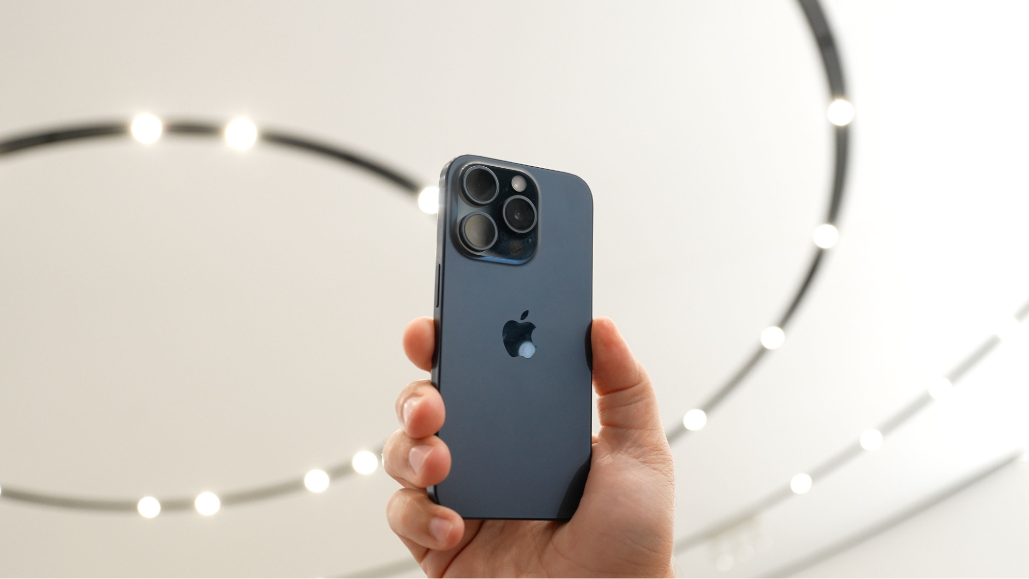 Hình ảnh thực tế cho thấy iPhone 15 Pro Titan Xanh có gam màu xanh dương sẫm và đậm